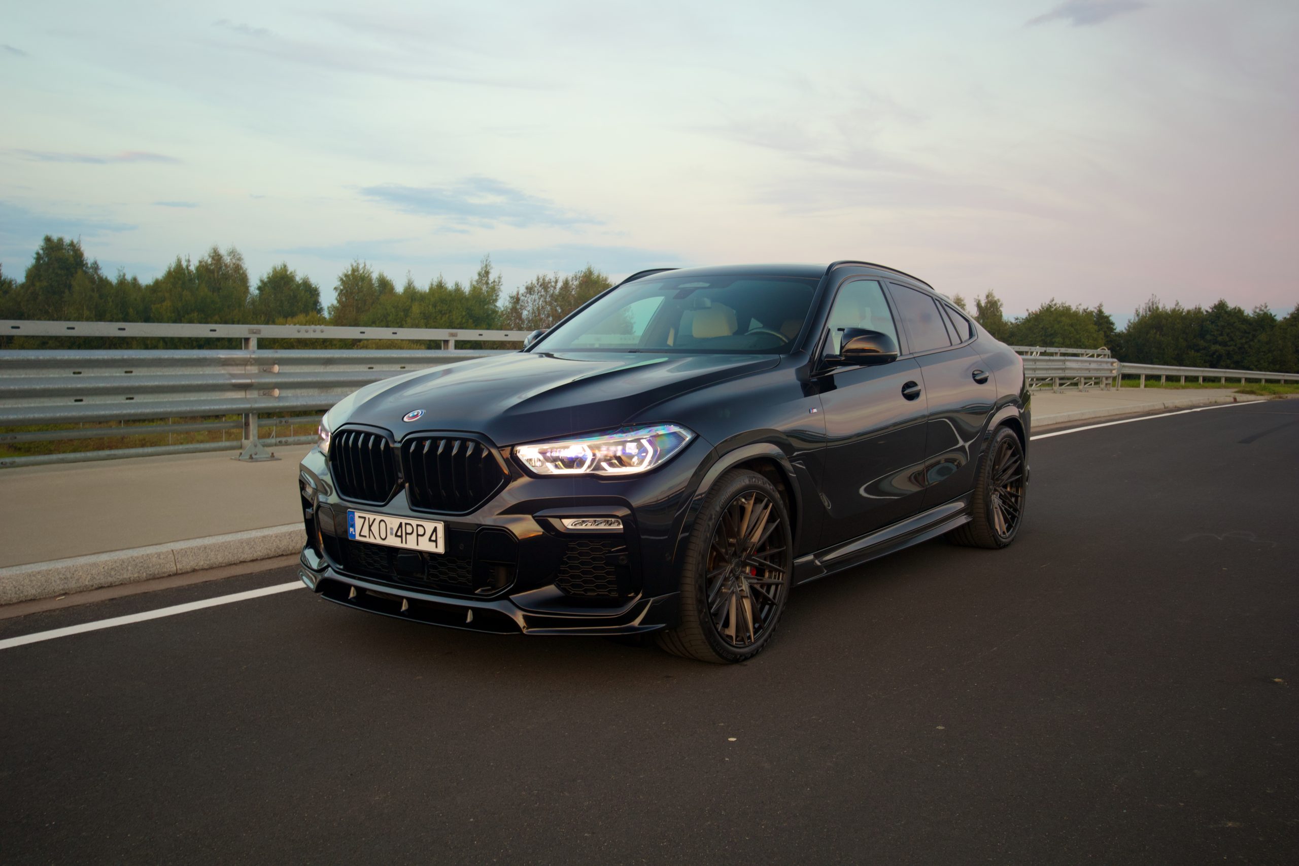 Odsłaniając Elegancję: BMW X6 Black Edition w Obiektywie (sesja fotograficzna)